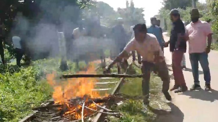 নোয়াখালীতে আগুন জ্বালিয়ে রেললাইন অবরোধ 