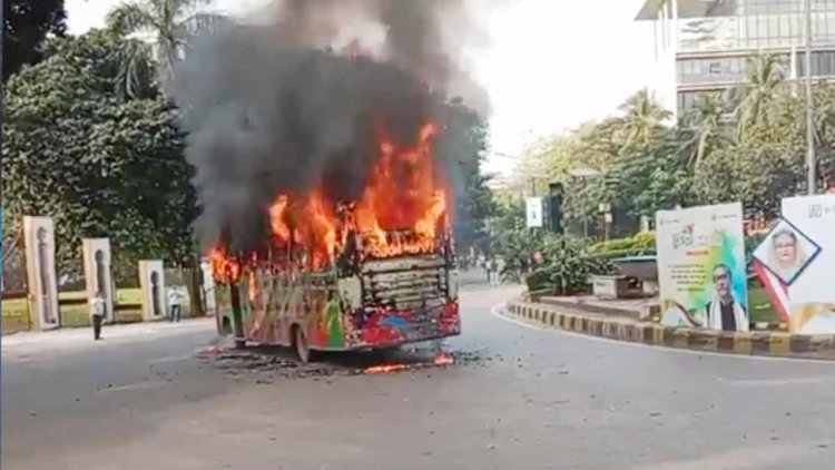 হাইকোর্টের সামনে যাত্রী নামিয়ে বাসে আগুন 