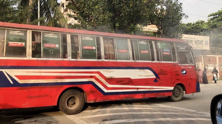 মিরপুরে কাফরুল থানার গেটের সামনে বাসে আগুন