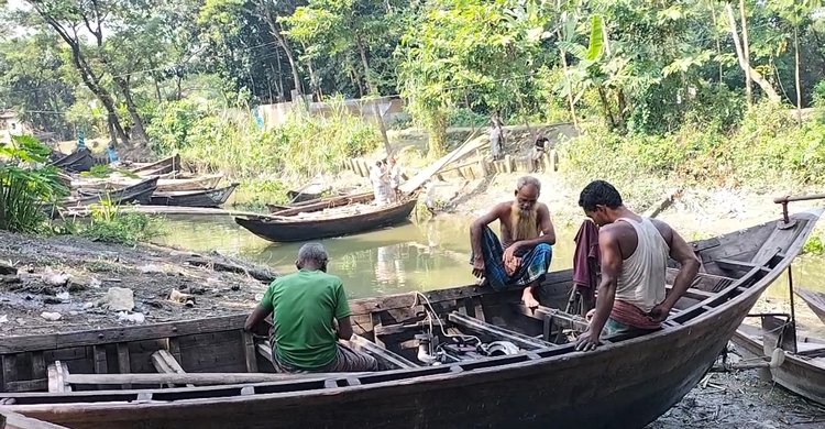 শেষ হচ্ছে নিষেধাজ্ঞা, ইলিশ ধরতে প্রস্তুত জেলেরা