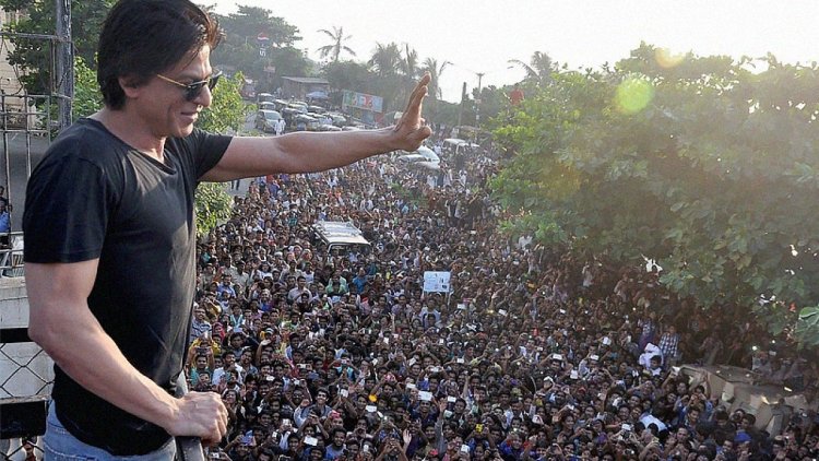 ‘মান্নাত’র বাইরে হুলুস্থুল! লাঠির বাড়ি খেলেন শাহরুখ ভক্তরা