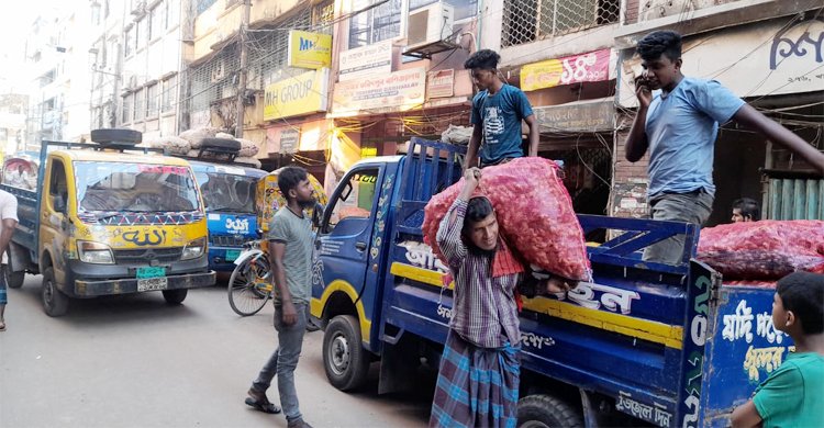 চাক্তাই-খাতুনগঞ্জে লাগামহীন পেঁয়াজের বাজার