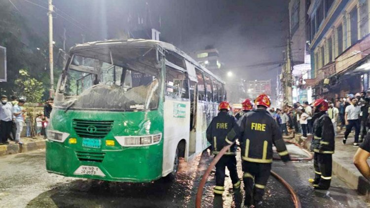 ৩০ মিনিটের ব্যবধানে রাজধানীতে তিন বাসে আগুন 