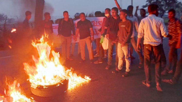 নাটোরে টায়ার জ্বালিয়ে বিএনপির সড়ক অবরোধ