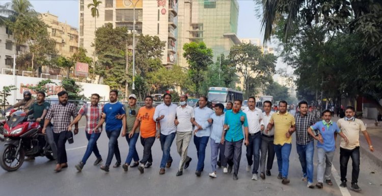 ধানমন্ডিতে স্বেচ্ছাসেবক দলের সড়ক অবরোধ ও বিক্ষোভ মিছিল