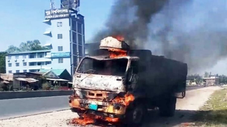 বগুড়ায় মহাসড়কে লরিতে আগুন