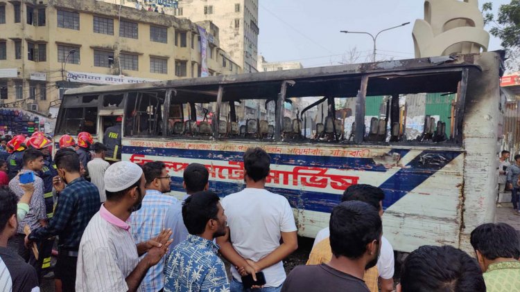 গুলিস্তানে বিকল্প অটো পরিবহনের বাসে আগুন