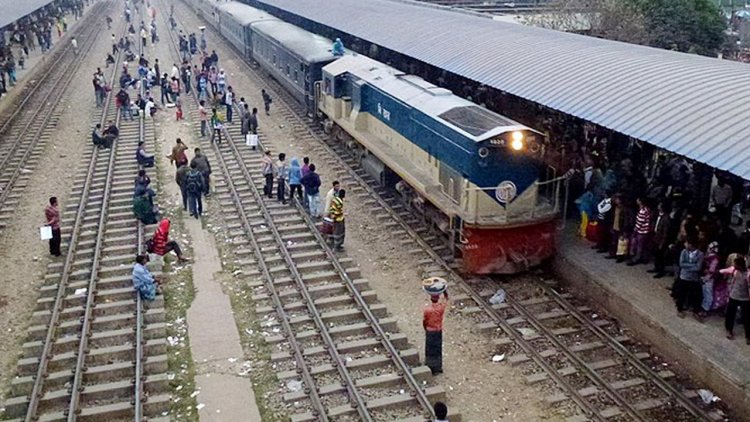 চলন্ত ট্রেনে উঠতে গিয়ে প্রাণ গেল স্টেশন মাস্টারের