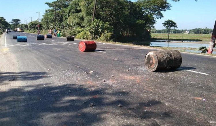 সিলেটে অবরোধে বিক্ষোভ সড়কে গাছ ফেলে আগুন