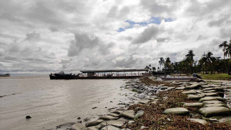 ঘূর্ণিঝড় মিধিলি হাতিয়ার সঙ্গে সব ধরনের নৌ যোগাযোগ বন্ধ