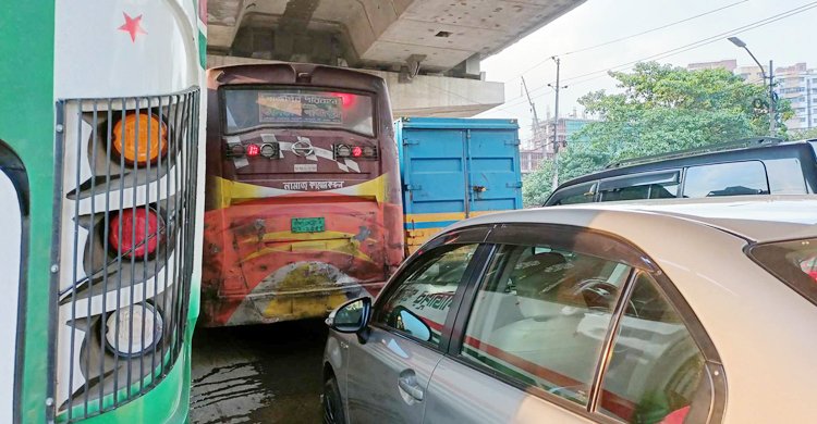 রাজধানীর সড়কে গাড়ির চাপ, বিভিন্ন সিগন্যালে যানজট