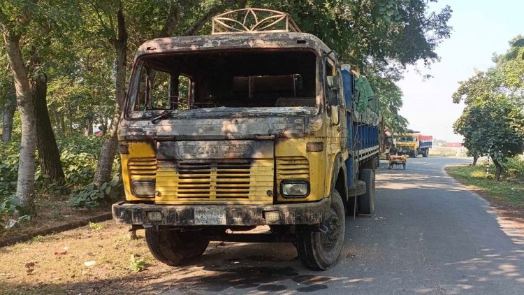 সিরাজগঞ্জে মধ্যরাতে গমবাহী ট্রাকে আগুন