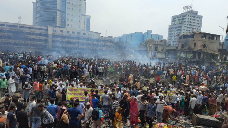 বঙ্গবাজারে আগুন পুলিশের ওপর হামলা মামলার প্রতিবেদন ২১ ডিসেম্বর