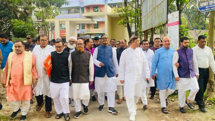 ওবায়দুল কাদেরের মনোনয়নপত্র জমা দিলেন কাদের মির্জা