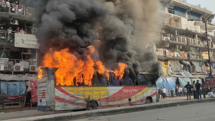 গুলিস্তানে বাসে আগুন