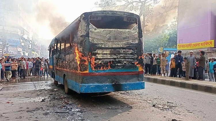 গুলিস্তানে আ.লীগ পার্টি অফিসের পাশে বাসে আগুন