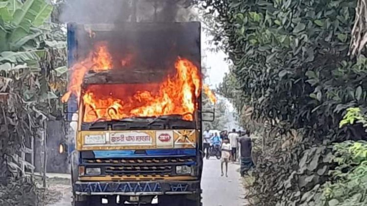 গাজীপুরে চলন্ত কাভার্ডভ্যানে আগুন