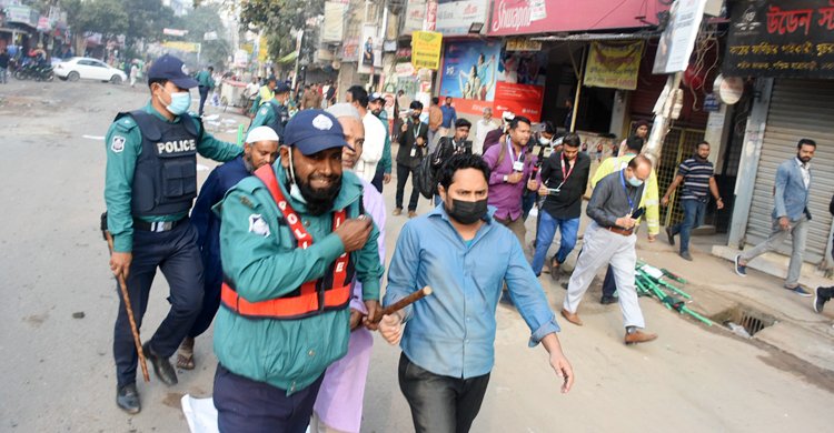 ঢাকায় জামায়াতের মানববন্ধনে পুলিশি হামলার অভিযোগ