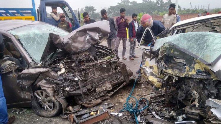 নারায়ণগঞ্জে দুই প্রাইভেটকারের মুখোমুখি সংঘর্ষ, নিহত ৪