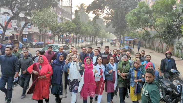 সরকারি নিষেধাজ্ঞা ভেঙ্গে হরতালের সমর্থনে রাজধানীতে রিজভীর নেতৃত্বে মিছিল