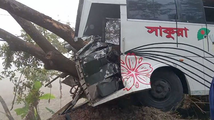 সাকুরা পরিবহনের ধাক্কায় দুমড়ে-মুচড়ে গেল ট্রলি, নিহত ২
