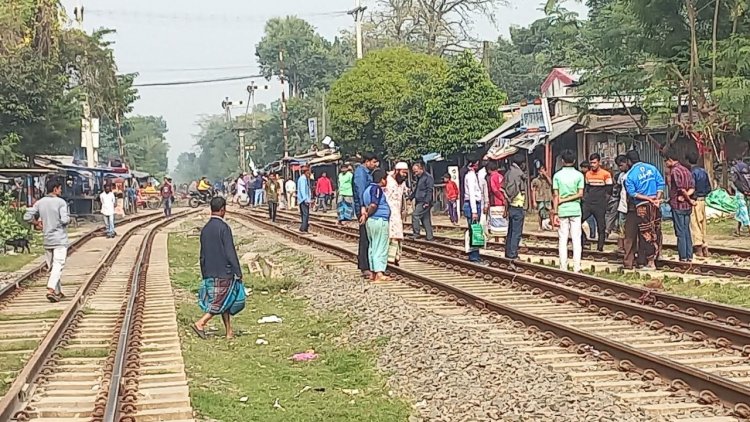 রেললাইনে বসে রোদ পোহাতে গিয়ে ট্রেনে কাটা পড়ে মৃত্যু