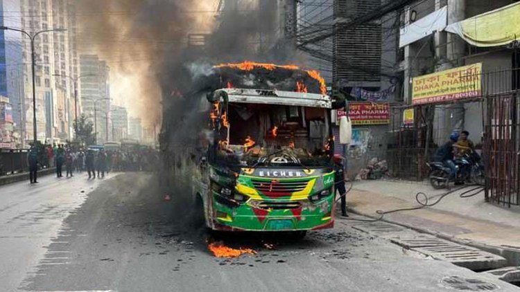 দিনেদুপুরে যাত্রীবাহী বাসে আগুন