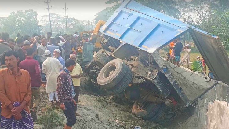 ময়মনসিংহে ট্রাকে ট্রেনের ধাক্কা, নিহত ৩ 