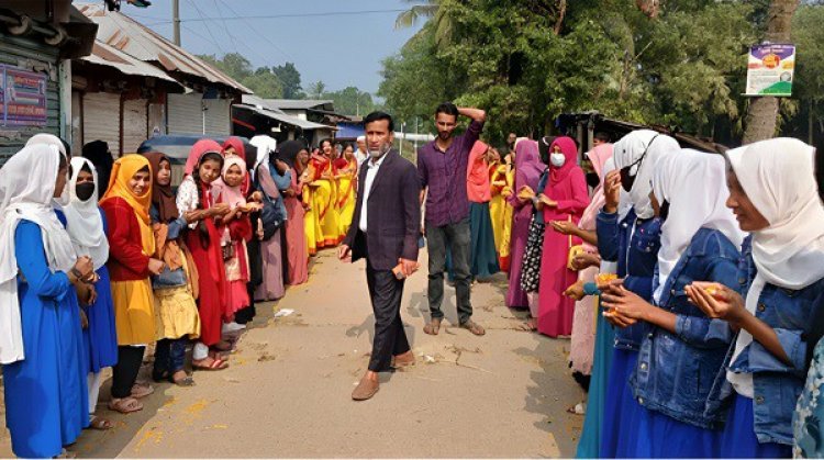 বিদ্যালয় বন্ধ, নৌকার প্রচাণায় ৩ শতাধিক শিক্ষার্থী