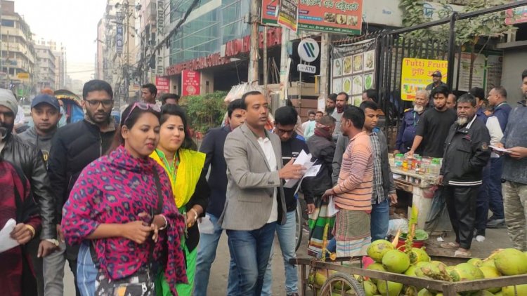 নির্বাচন বর্জন ও অসহযোগ আন্দোলনের পক্ষে ছাত্রদলের লিফলেট বিতরণ 