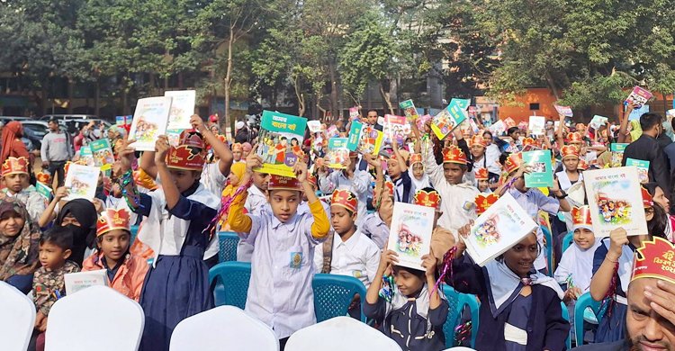 বছরের প্রথম দিনে নতুন বই হাতে পেয়ে উচ্ছ্বসিত শিক্ষার্থীরা