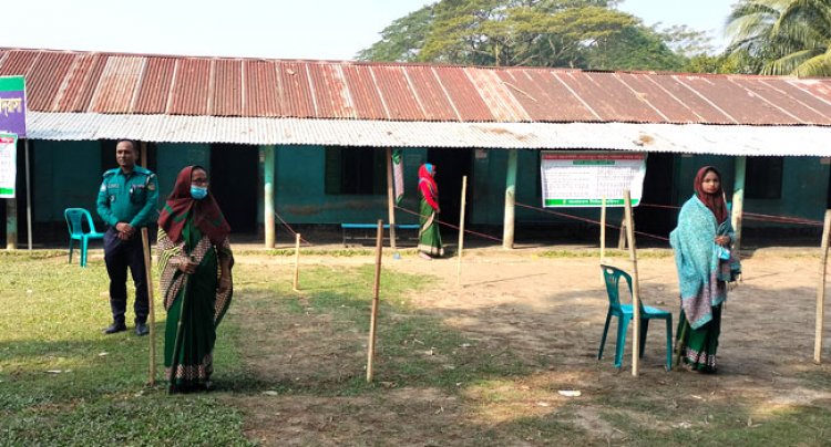 ‘মোর আতে কালি লাগাইয়া কয় ভোট অইয়া গেছে’