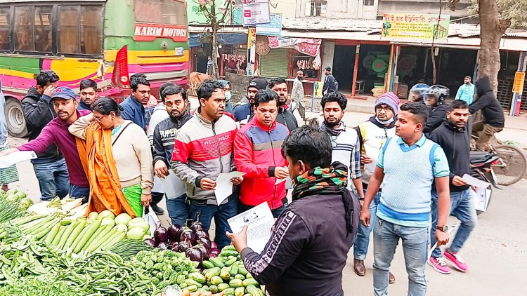 রাজধানীতে ছাত্রদলের লিফলেট বিতরণ