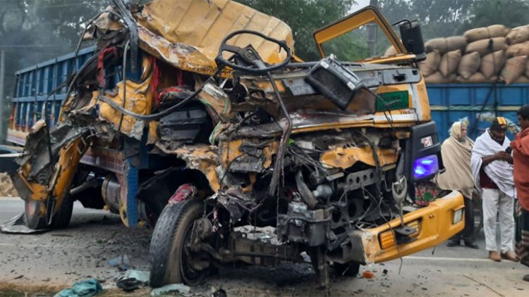 বাসের ধাক্কায় দুমড়ে মুচড়ে গেল ট্রাক, চালক নিহত আহত ১০