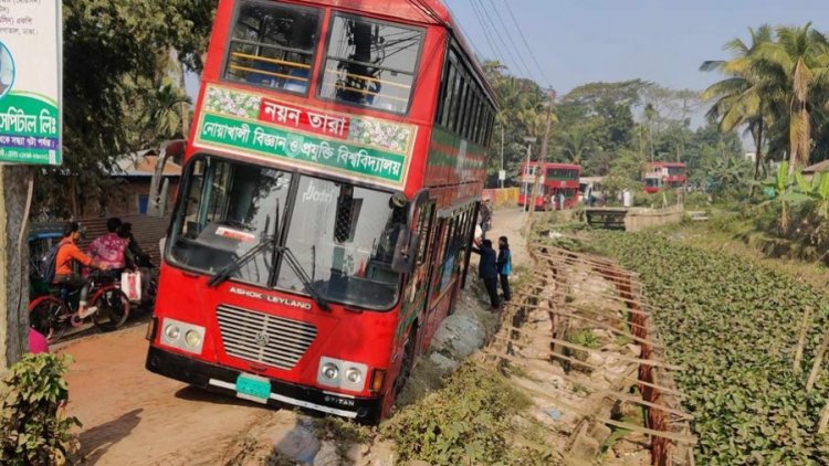 শতাধিক শিক্ষার্থী নিয়ে দুর্ঘটনার কবলে নোবিপ্রবির বাস