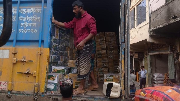 রমজান ঘিরে ভোগ্যপণ্যের মজুত খাতুনগঞ্জে, দাম নিয়ে সংশয়