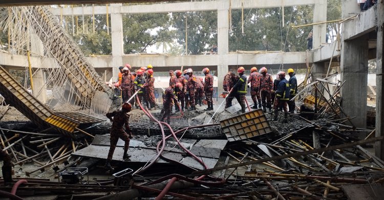  রাবিতে নির্মাণাধীন হলের ছাদ ধস: হাসপাতালে ৩ জন, উদ্ধার কাজ চলমান