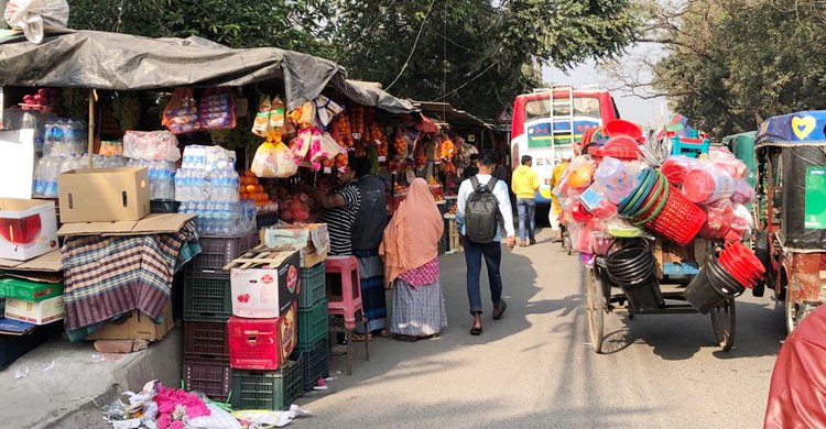 ফুটপাত ভাড়া দিয়ে মাসে অর্ধকোটি টাকা চাঁদা তুলছেন ‘নেতারা’