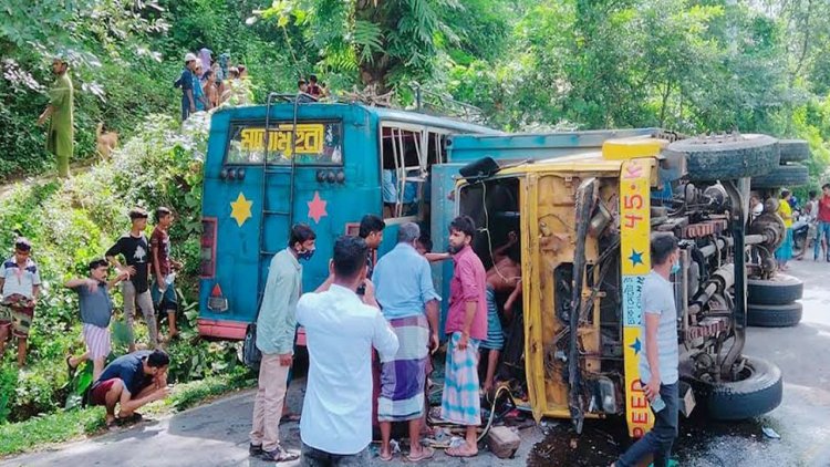 চকরিয়ায় বাস-কাভার্ডভ্যানের সংঘর্ষে নিহত ২