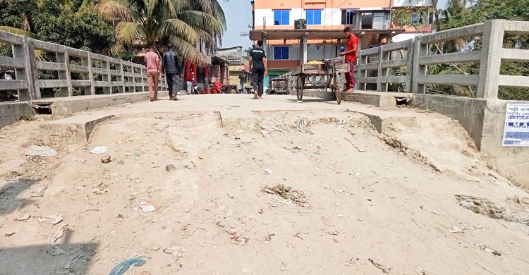 নির্মাণের ৮ মাসেও সড়ক পায়নি দেড় কোটি টাকার সেতু