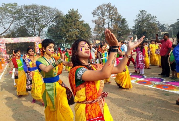  বসন্ত বন্দনায় মেতেছে ব্যস্ত নগরী ঢাকা