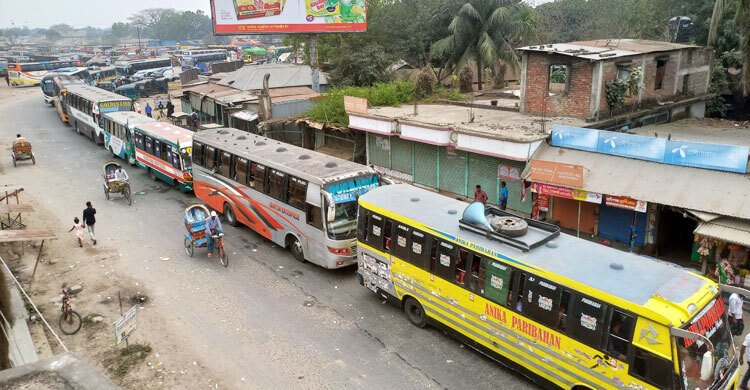  দৌলতদিয়ায় ঘাট পারের অপেক্ষায় শতাধিক যানবাহন