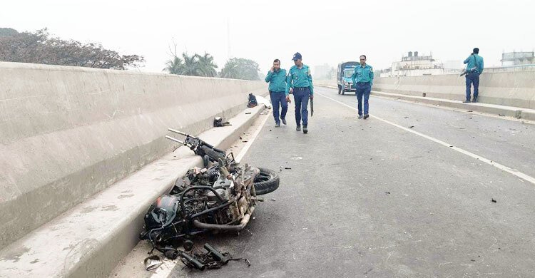  টঙ্গীতে ফ্লাইওভারে সড়ক দুর্ঘটনা, শিক্ষকসহ নিহত ২