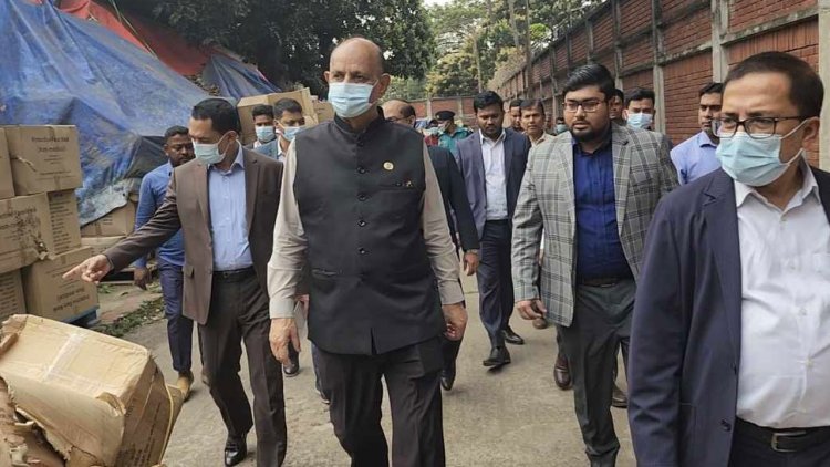 নিজ চোখেই কেন্দ্রীয় ঔষধাগারে অনিয়ম-অবহেলা দেখলেন স্বাস্থ্যমন্ত্রী