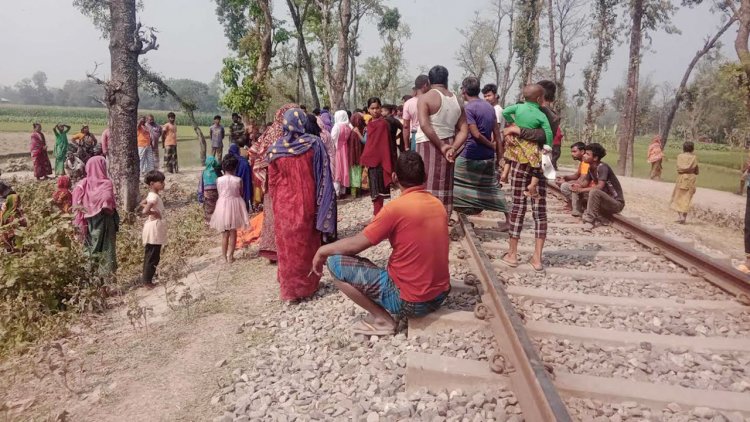 মিতালী এক্সপ্রেসের ইঞ্জিনের ধাক্কায় প্রাণ গেল দুইজনের