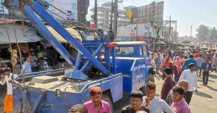  পুলিশের রেকার গাড়ির চাপায় প্রাণ গেলো রিকশাচালকের   