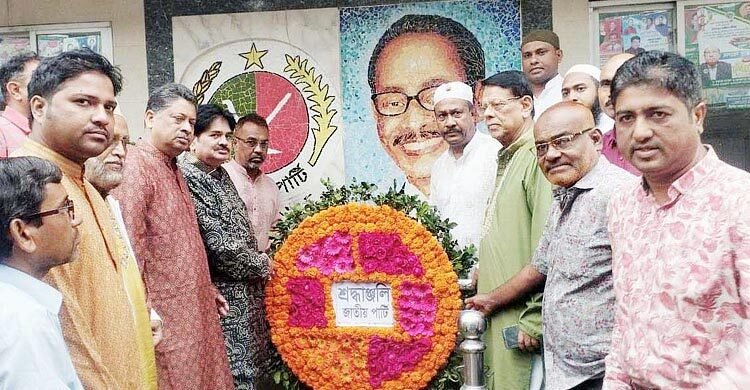 এরশাদের  ৯৫তম জন্মদিনে প্রতিকৃতিতে রওশন-কাদেরপন্থিদের শ্রদ্ধা