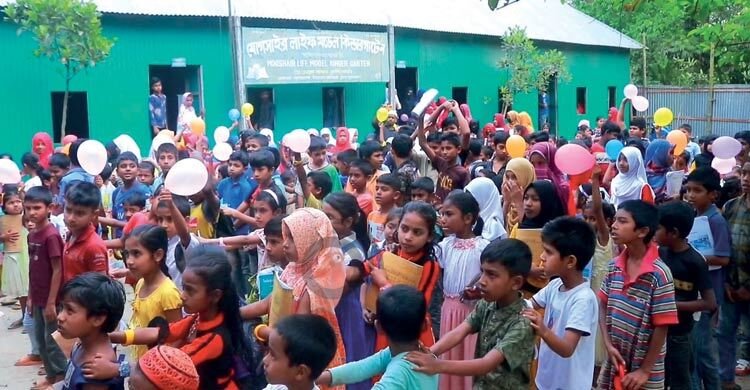 প্রত্যন্ত গ্রামে শিক্ষার আলো ছড়াচ্ছে এক ঘণ্টার স্কুল