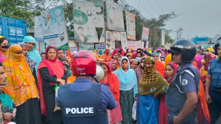 গাজীপুরে বকেয়া বেতনের দাবিতে শ্রমিকদের বিক্ষোভ