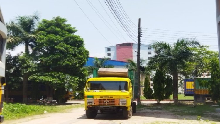 যবিপ্রবি সোলার প্যানেলের গাড়ি আটকে চাঁদা দাবি ছাত্রলীগের